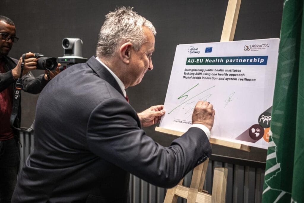 Jozef Síkela signs a financing agreement for the Africa Centres for Disease Control and Prevention (Africa CDC) in Addis Ababa.