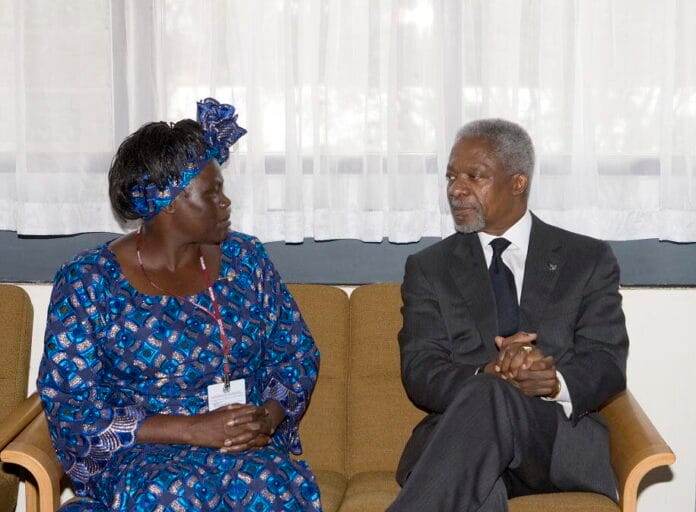 Secretary-General Meets Nobel Prize Laureate Secretary-General Kofi Annan (right) in Nairobi, Kenya, for the International Climate Change Conference, meets the 2004 Nobel Peace Prize laureate, Wangari Muta Maathai, the first African woman to receive the award. 15/Nov/2006. UN Photo/Eskinder Debebe.
